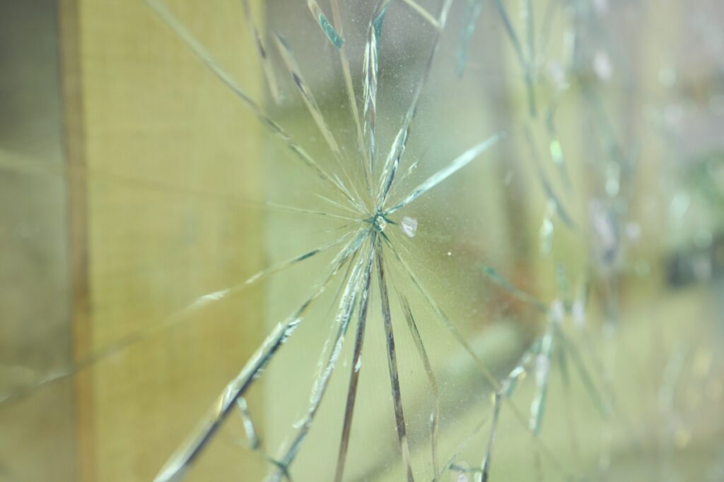 Pęknięcia szyb a BHP – kiedy konieczna jest wymiana?