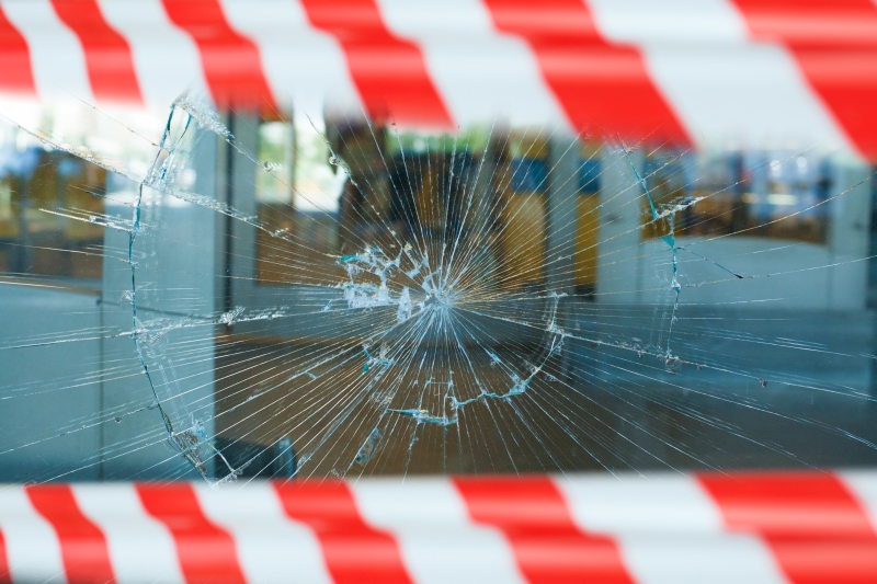 Pęknięcia szyb a BHP – kiedy konieczna jest wymiana?